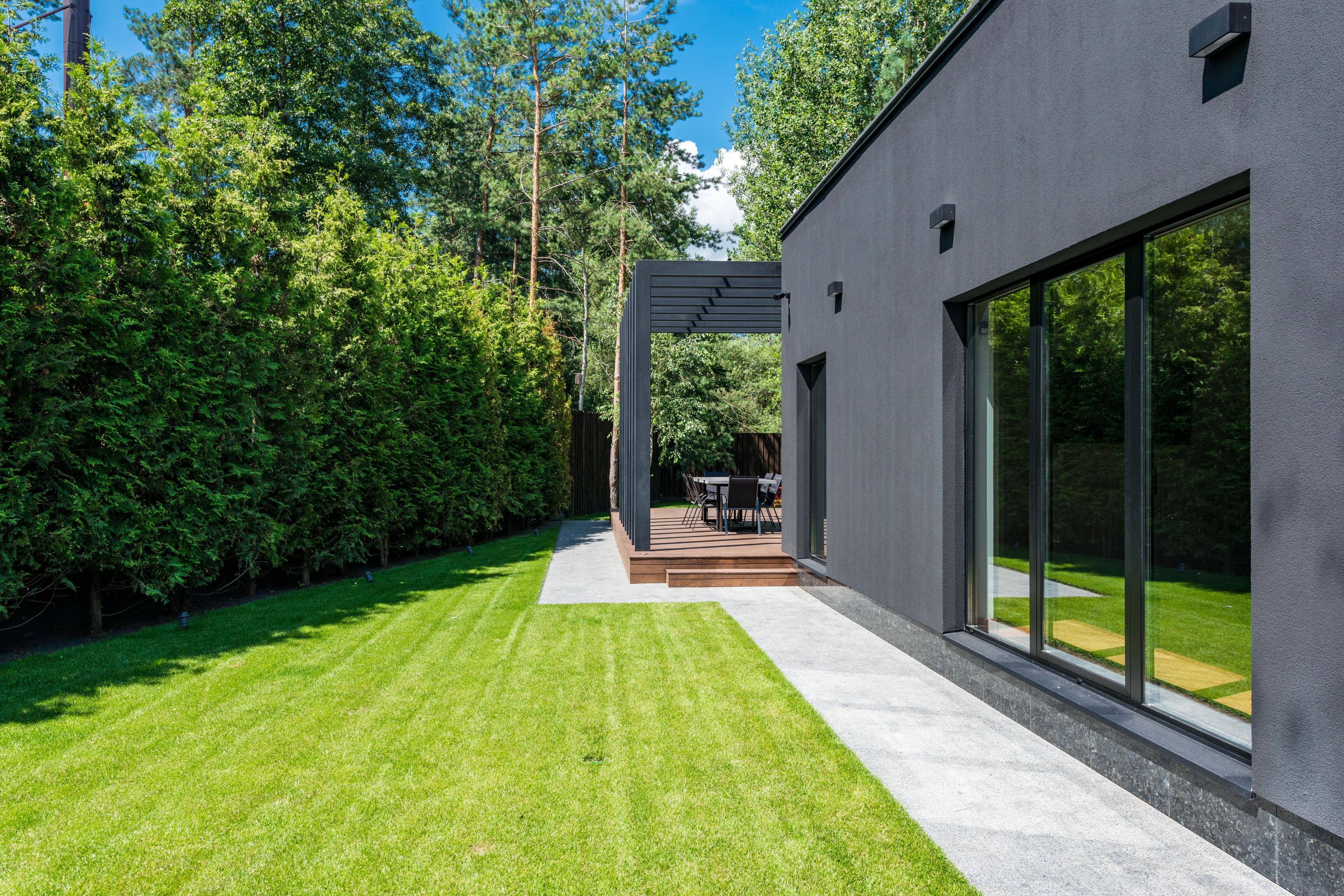 House with a lush green yard
